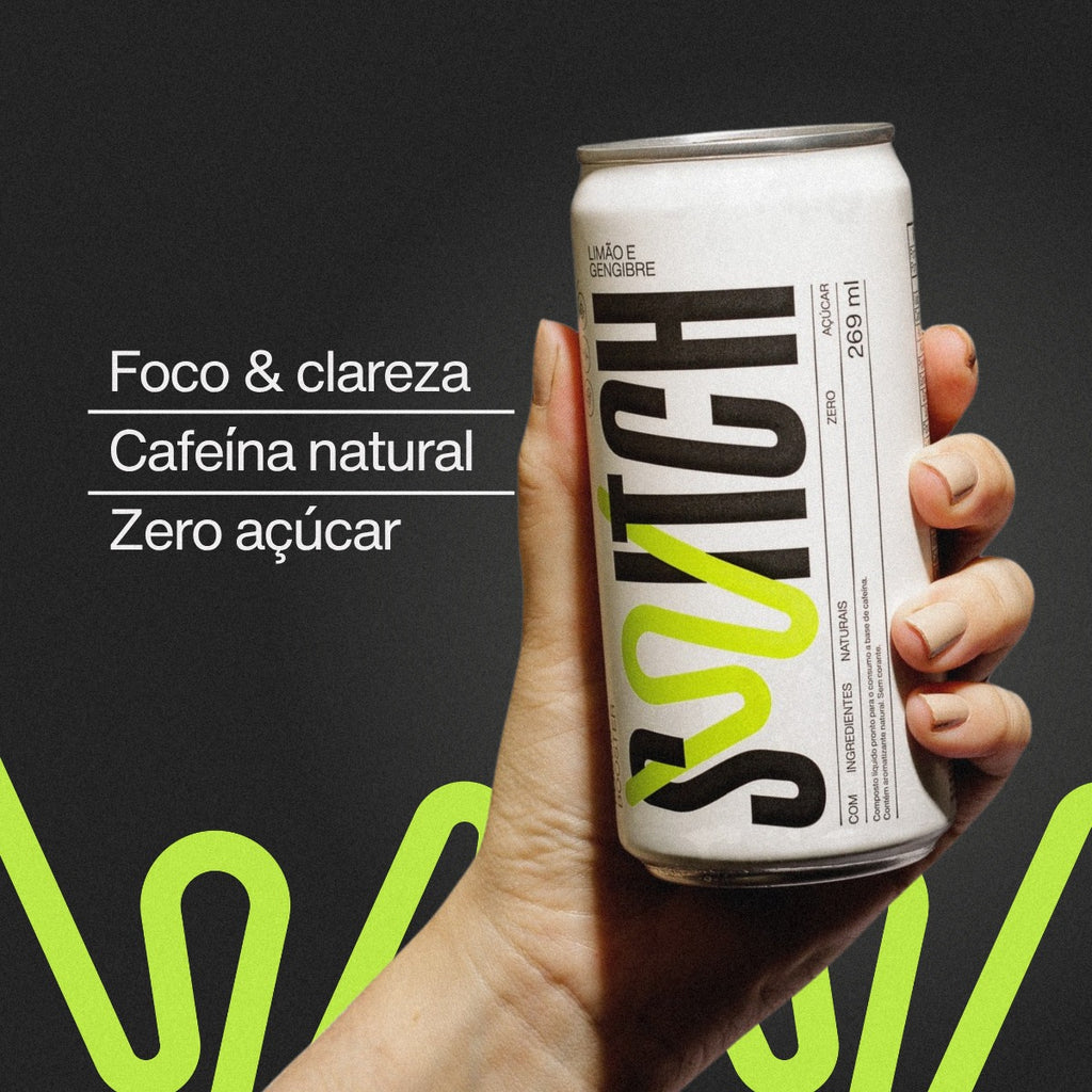 Lata de Switch sabor limão e gengibre sendo segurada por uma mão, sobre fundo escuro. À esquerda, aparecem os benefícios “Foco & clareza”, “Cafeína natural” e “Zero açúcar”.