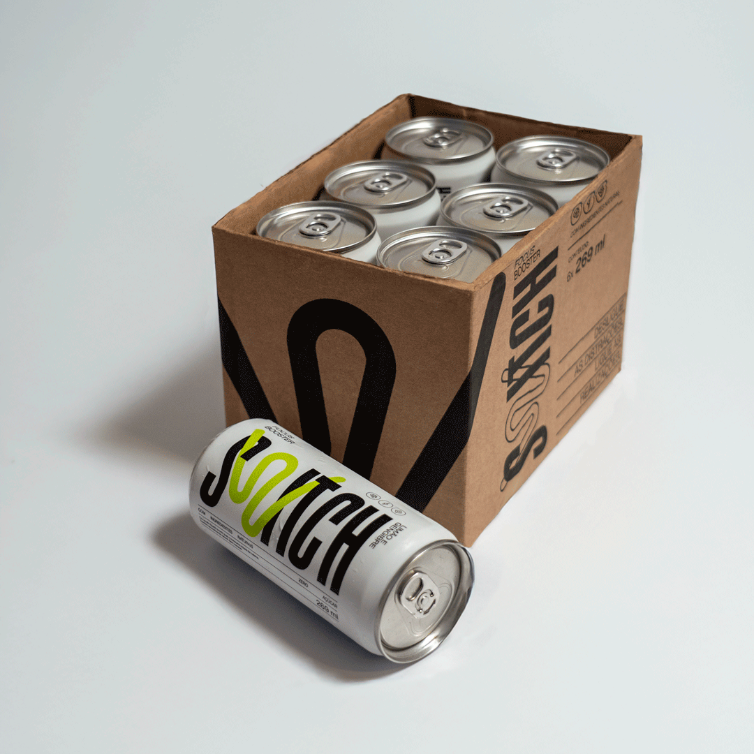 Caixa de papelão da Switch com seis latas dentro, ao lado de uma lata individual deitada em primeiro plano, sobre fundo claro de estúdio.